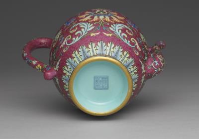 图片[3]-Teapot in yangcai enamels with incised red ground pattern of flower brocade, Qing dynasty, Qianlong reign (1741)-China Archive